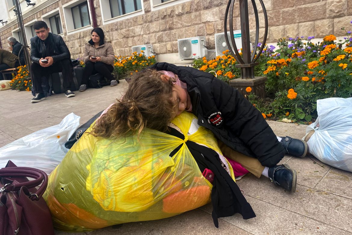Thousands of Armenians flee from Nagorno-Karabakh