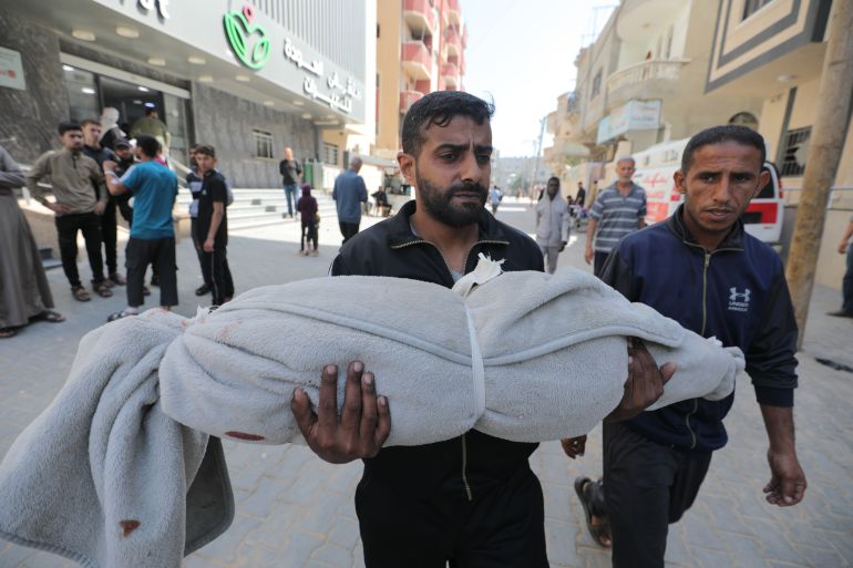 Israeli army attacks the school sheltering Palestinians in Bureij refugee camp