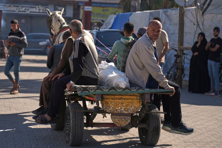 Israeli army attacks the school sheltering Palestinians in Bureij refugee camp